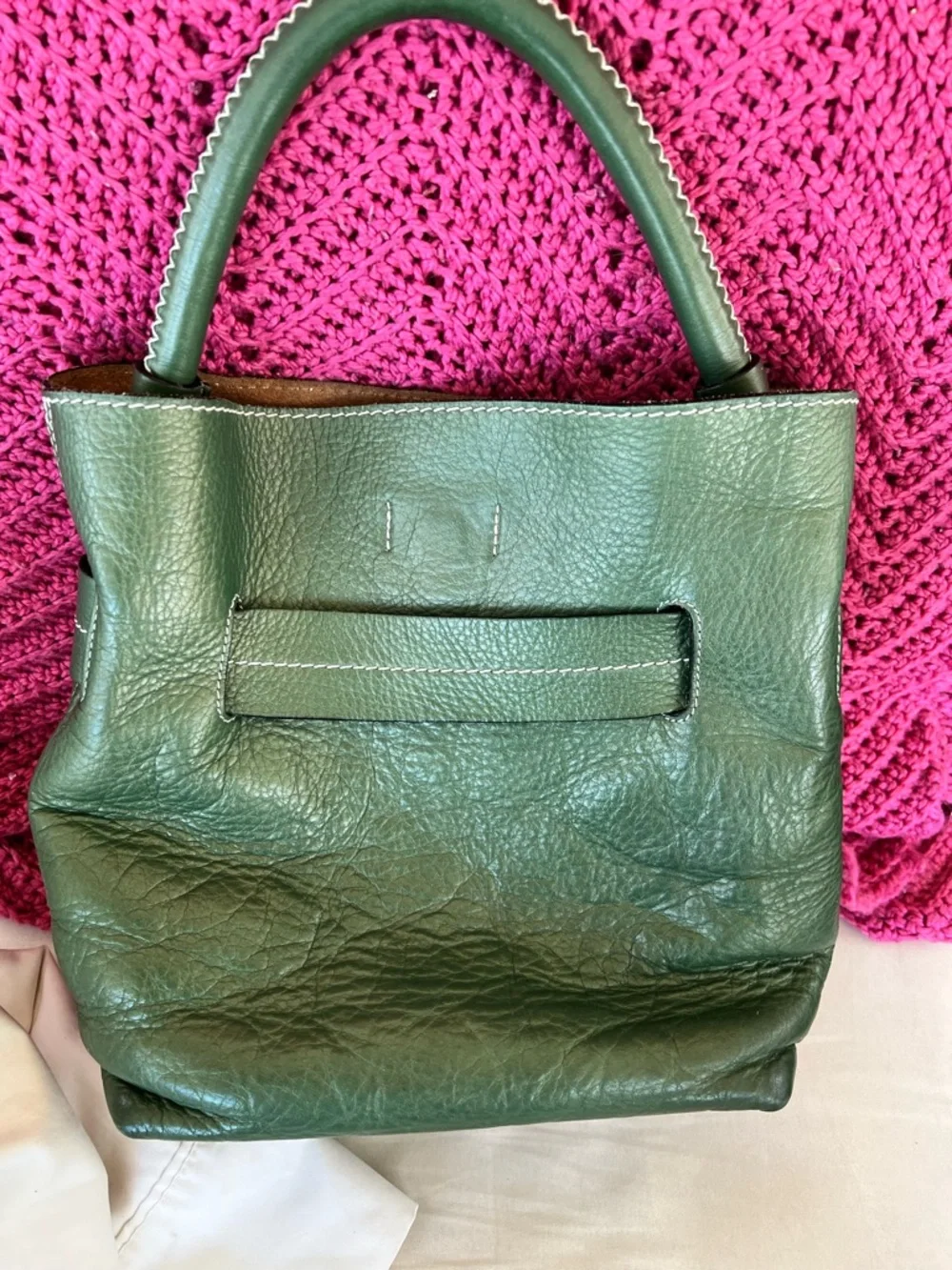 Tramontano hand bag in a pebbled green with a slight shimmer. Magnetic closure.